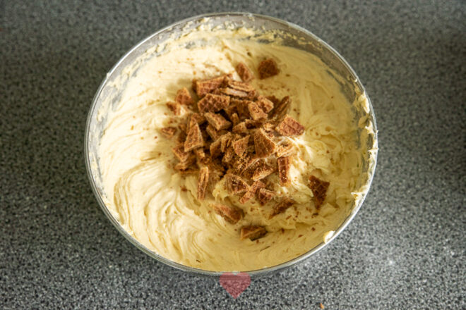 Spatel de fijngehakte stroopwafels door het beslag.