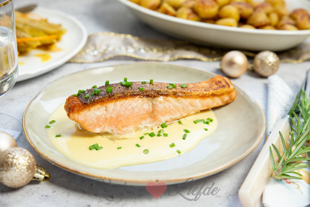 Zalm met wittewijn-saffraansaus