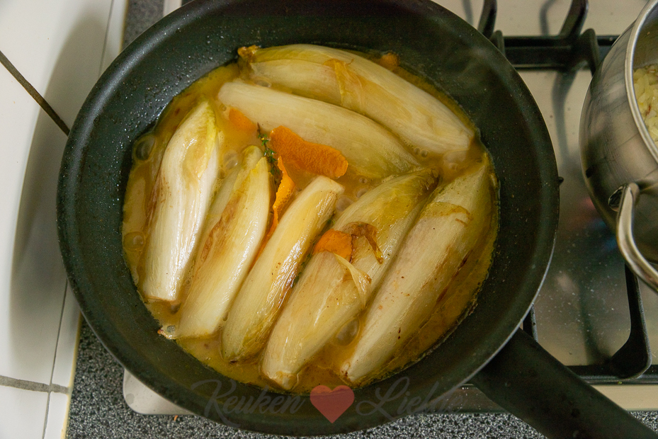 Gesmoorde witlof in sinaasappelsaus