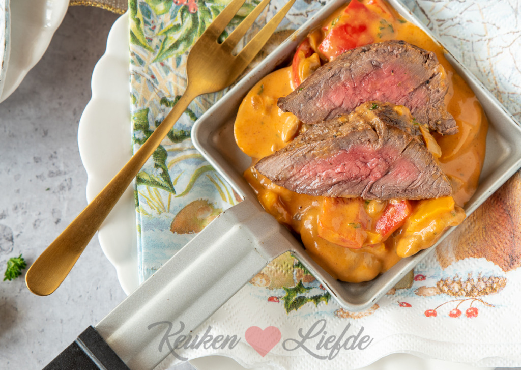 Gourmetpannetje: biefstukpuntjes met stroganoffsaus