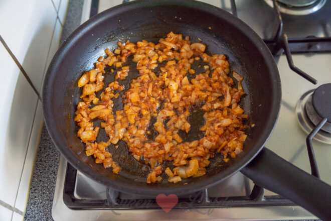 Bak de ui en knoflook