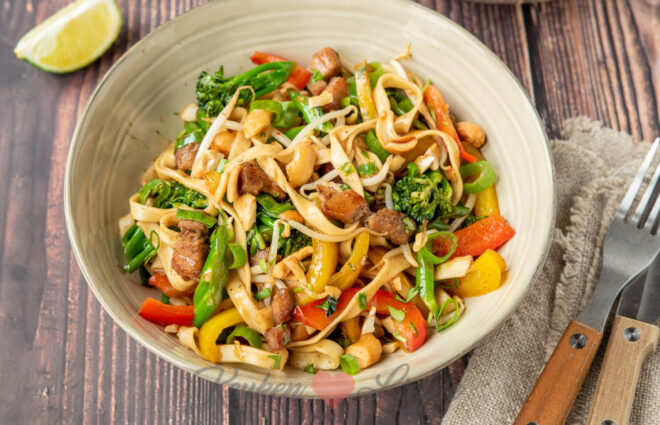 Bami met varkensreepjes, zoete chilisaus en cashewnoten