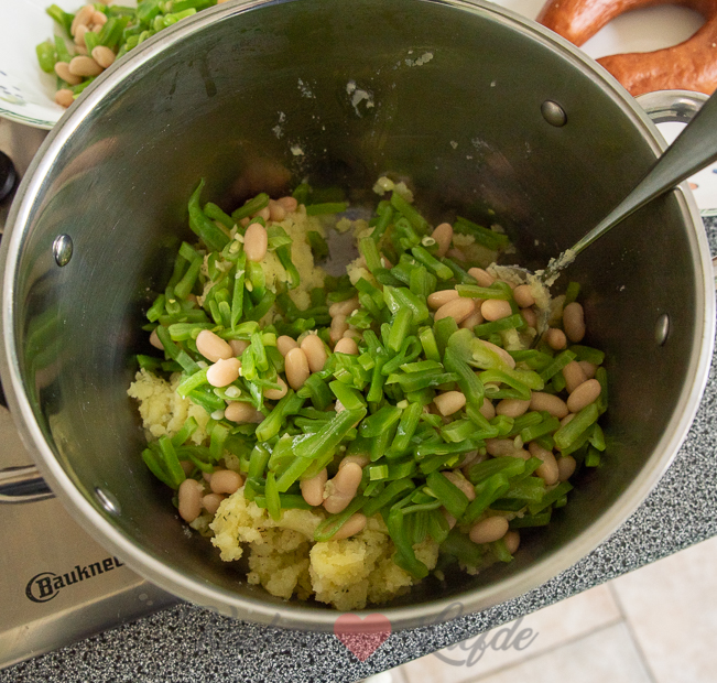 Blote billetjes in het gras (snijbonenstamppot)