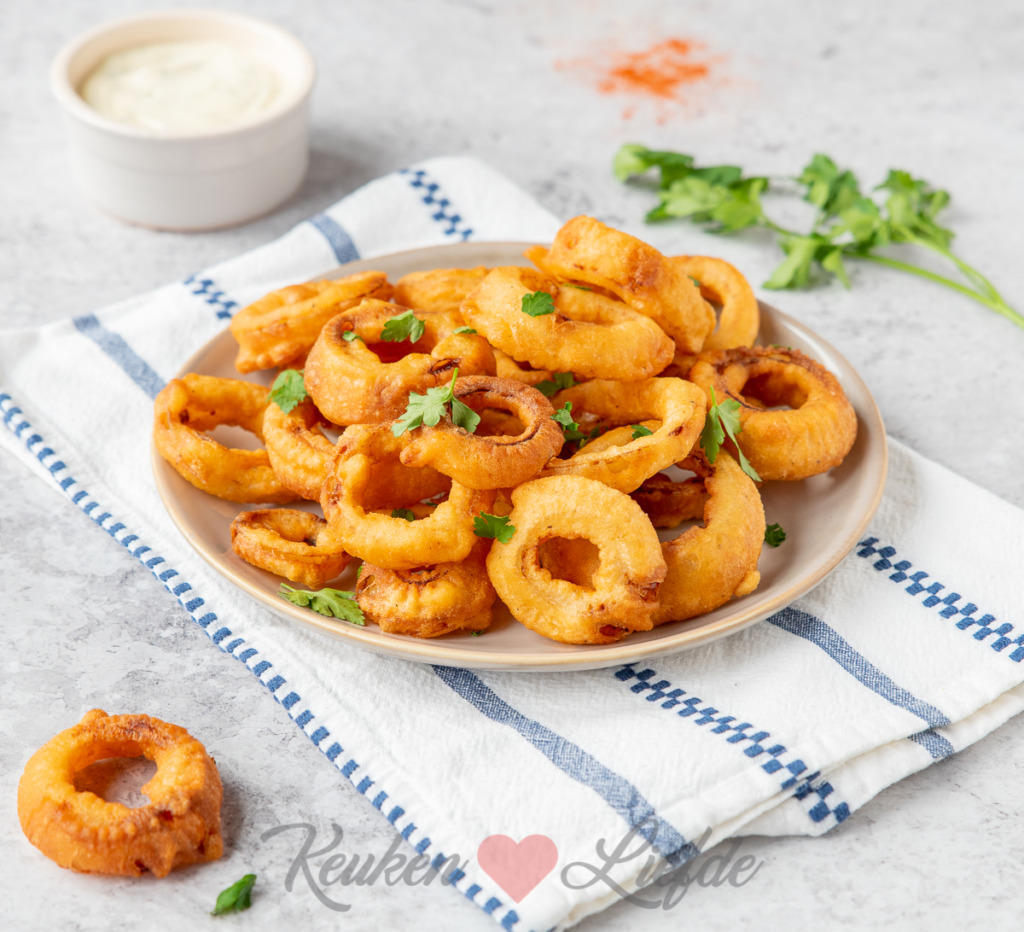 Gefrituurde uienringen met Ranch dipsaus