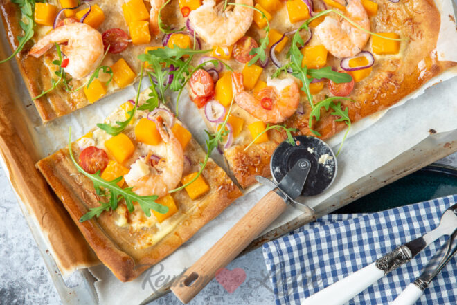 Plaatpizza met pompoen en knoflookgarnalen