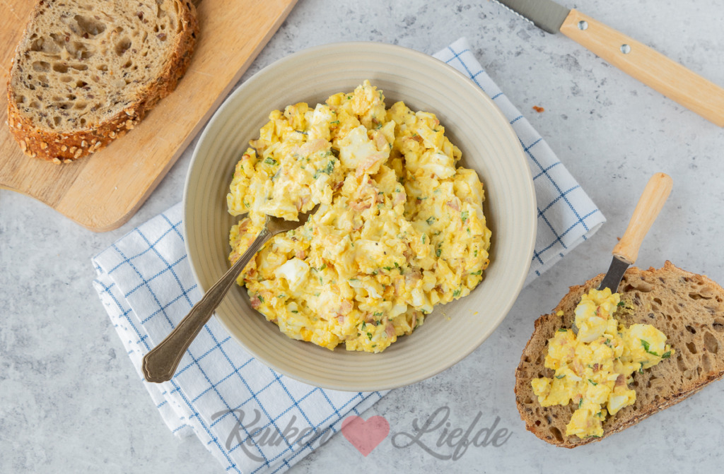Eiersalade met bacon en ui