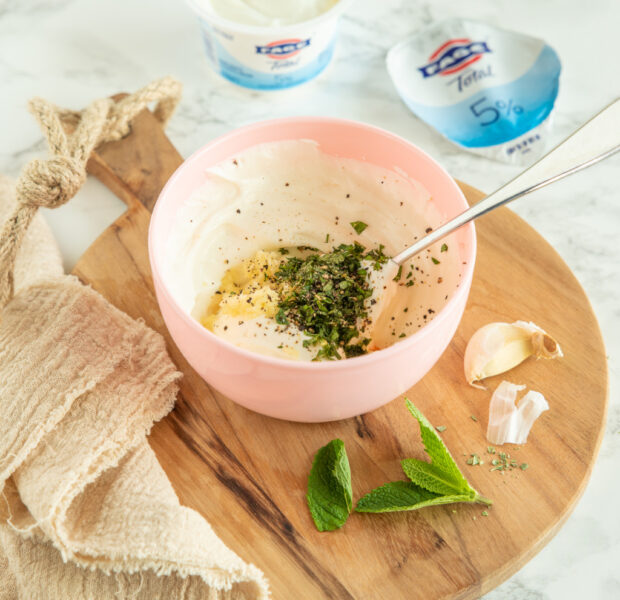 Maak de yoghurtdip
