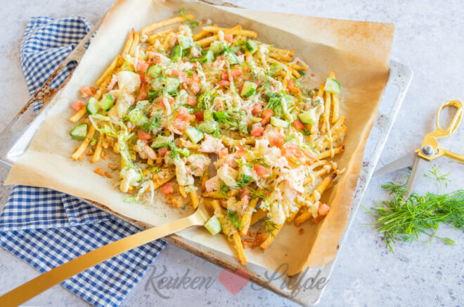 Kapsalon met zalm van het bakblik
