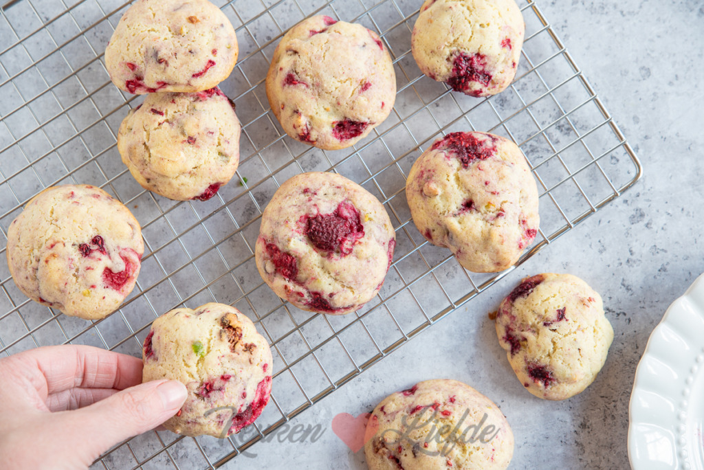 Koekjes met witte chocolade, framboos en pistache