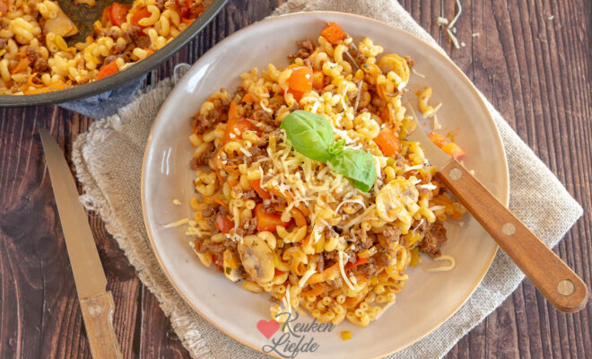 Macaroni met gehakt en groenten