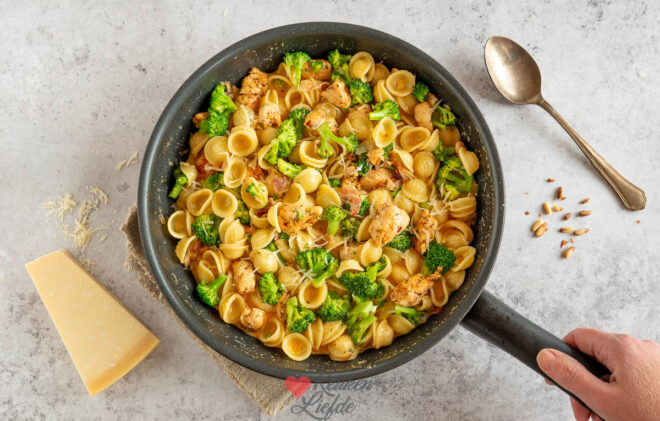 Pasta met kip, broccoli en roomsaus