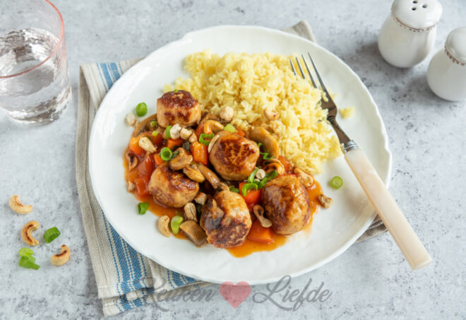 Kipgehaktballetjes in zoetzure saus