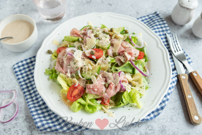 Maaltijdsalade met kalfsfricandeau en tonijnmayonaise