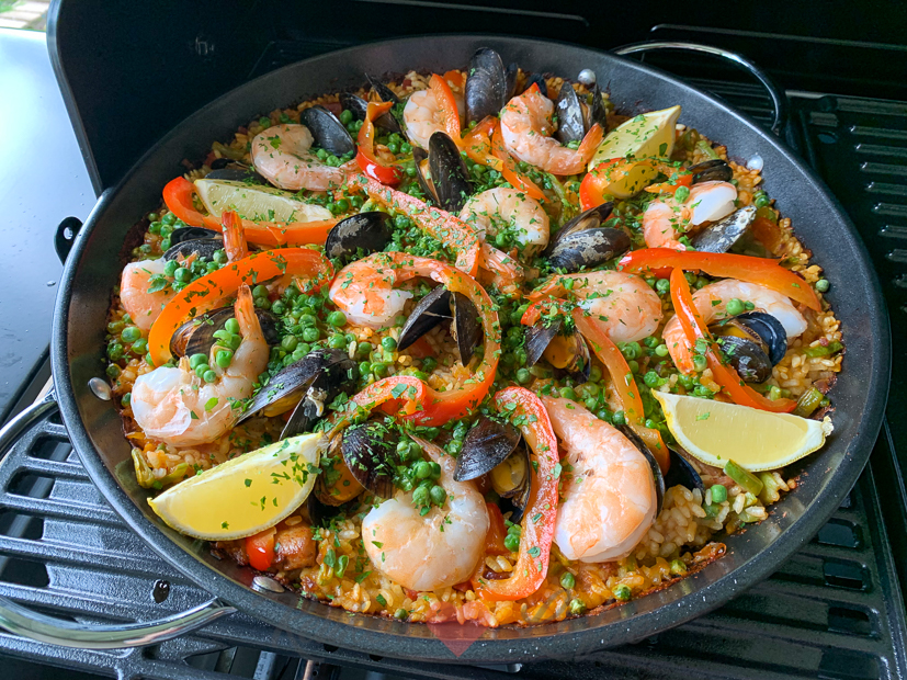 Spaanse paella van de barbecue