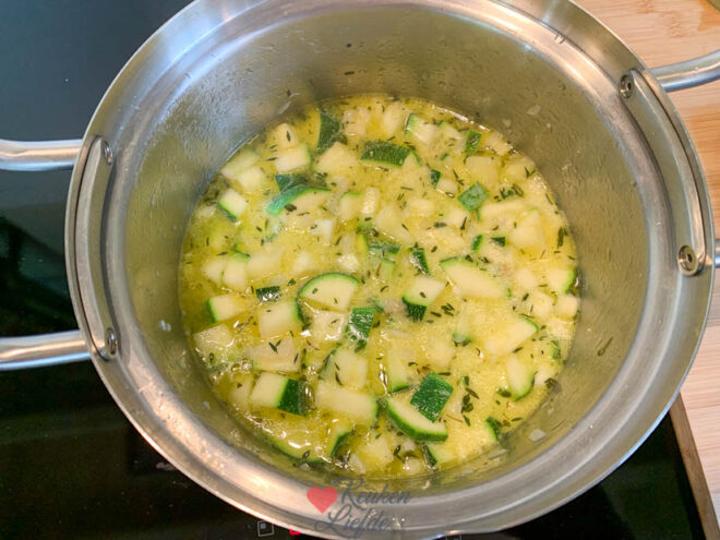 Voeg de courgette, tijm en bouillon toe