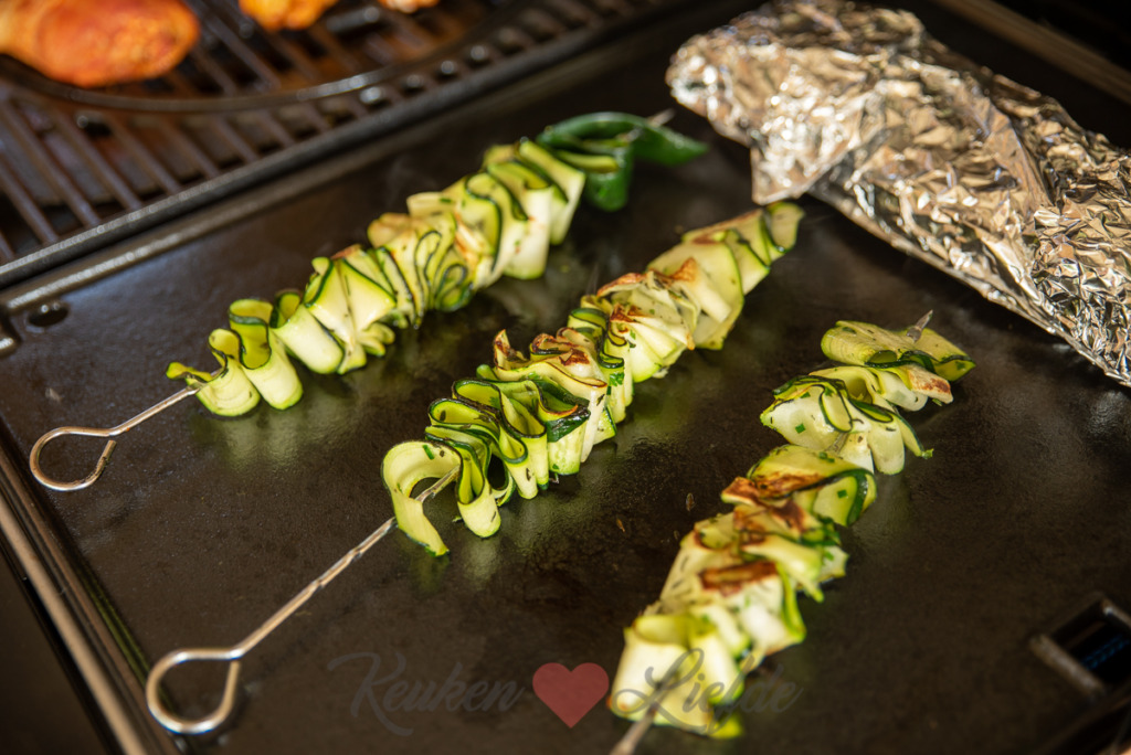 Courgettespiezen van de barbecue