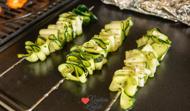 Courgettespiezen van de barbecue