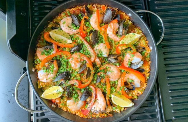 Paella van de barbecue met kip en zeevruchten