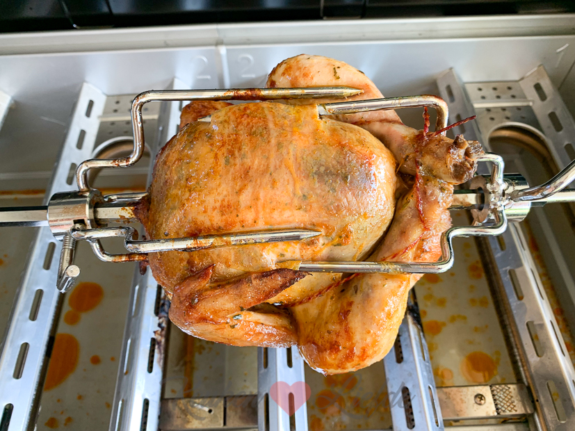 Rotisserie kip van de barbecue