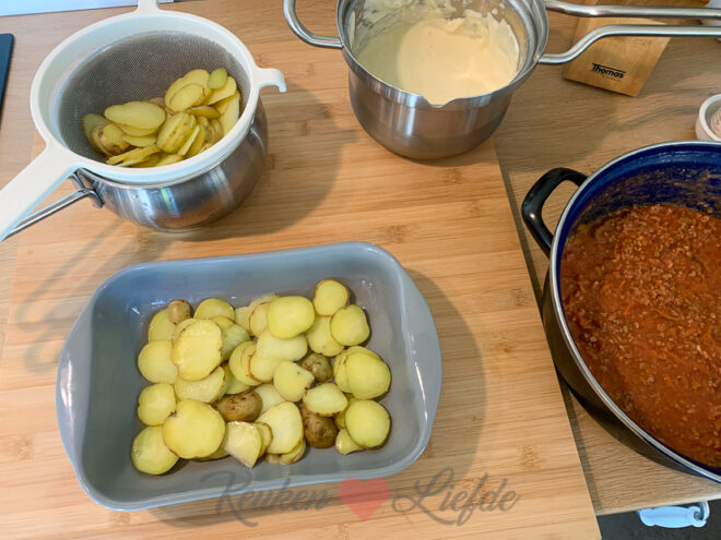 Maak de bolognese- en bechamelsaus