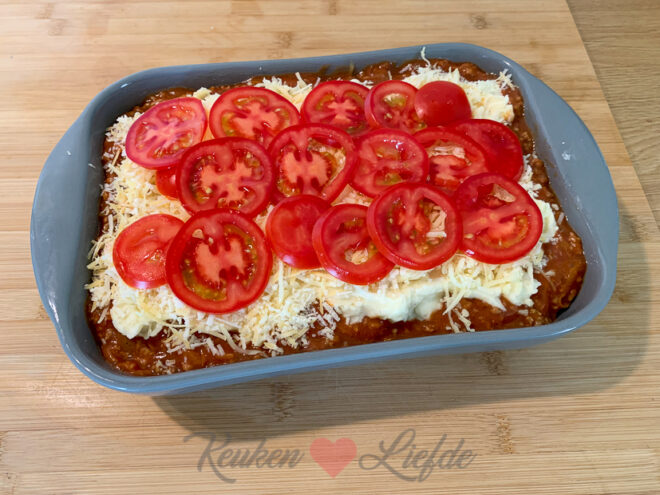Bouw laagjes op in de ovenschaal