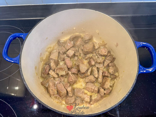 Ui, knoflook en gember meebakken