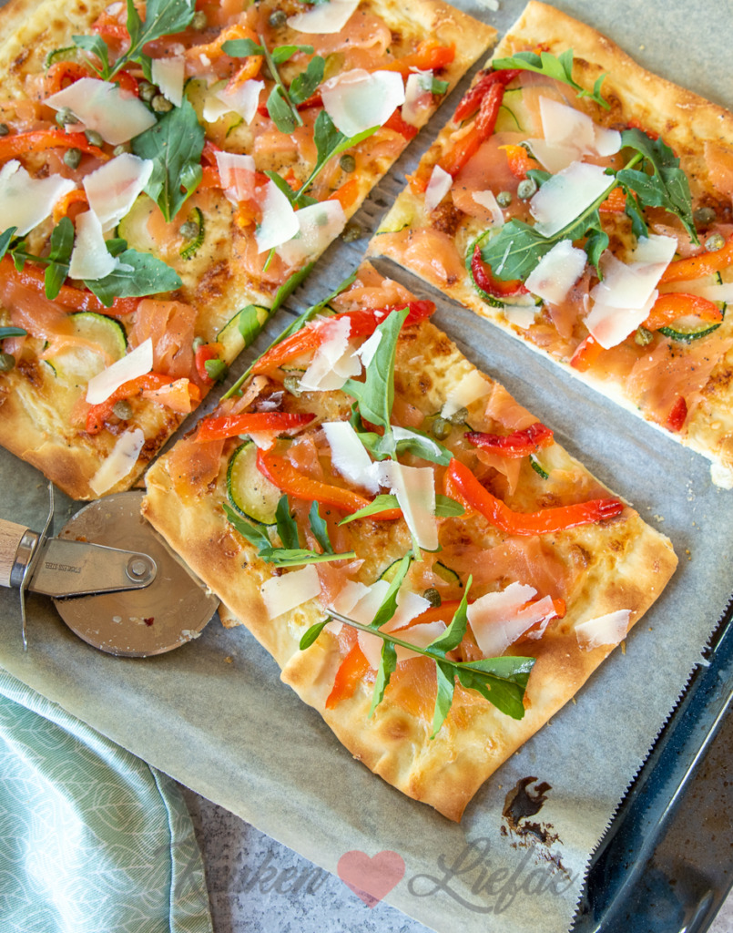 Flammkuchen met zalm, courgette en paprika Flammkuchen met zalm, courgette en paprika