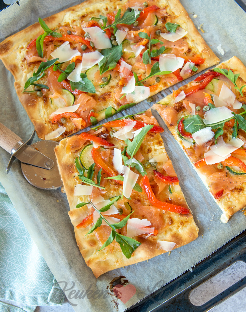 Flammkuchen met zalm, courgette en paprika Flammkuchen met zalm, courgette en paprika