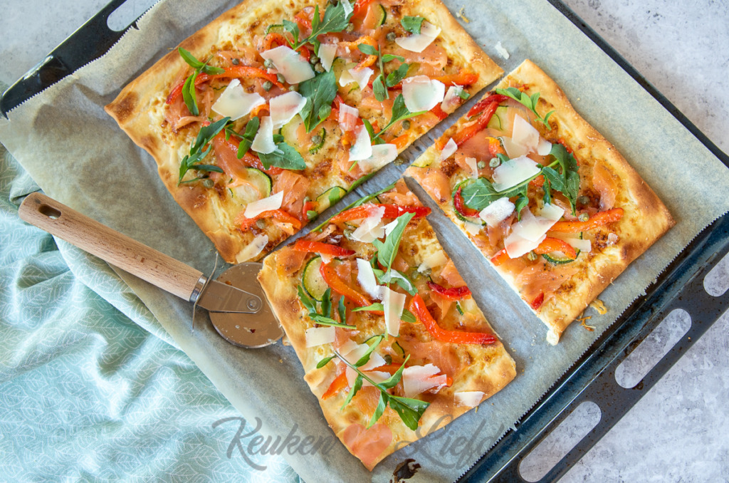Flammkuchen met zalm, courgette en paprika
