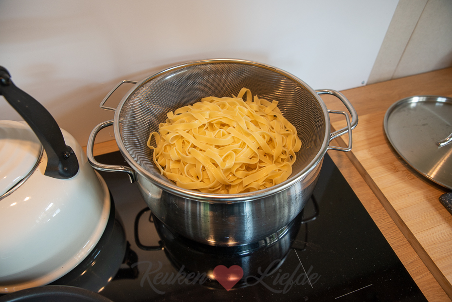 Tagliatelle met zalm, courgette en roomsaus