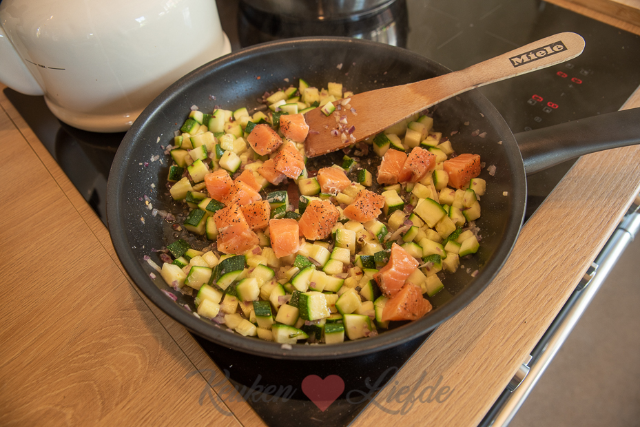 Tagliatelle met zalm, courgette en roomsaus