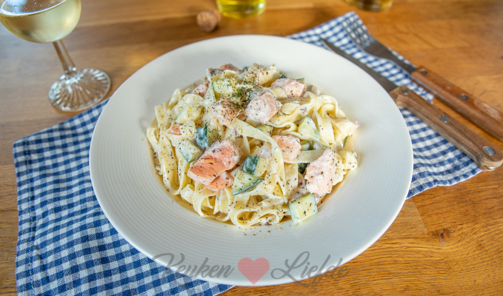 Tagliatelle met zalm, courgette en roomsaus Tagliatelle met zalm, courgette en roomsaus