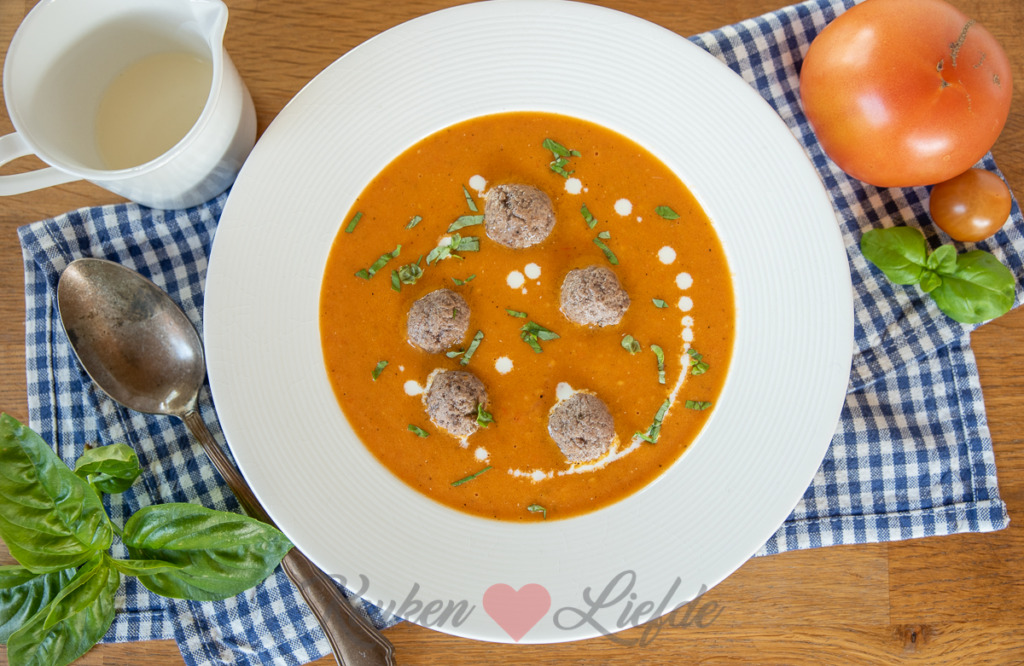 Verse tomatensoep met gehaktballetjes