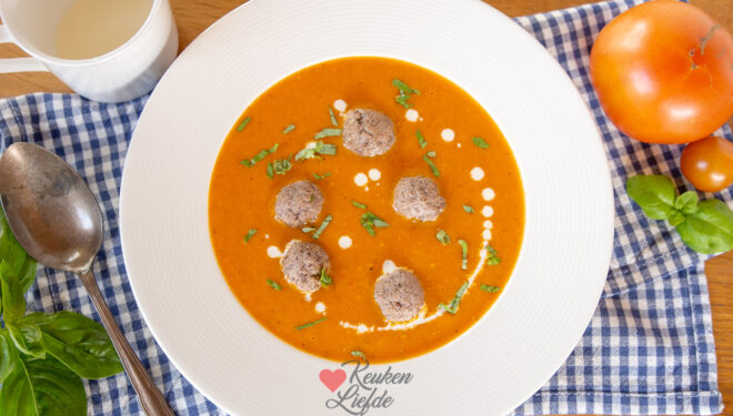 Verse tomatensoep met gehaktballetjes