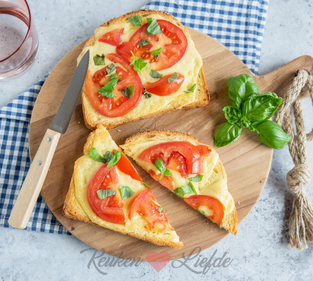 Broodje uit de oven met kaas en tomaat