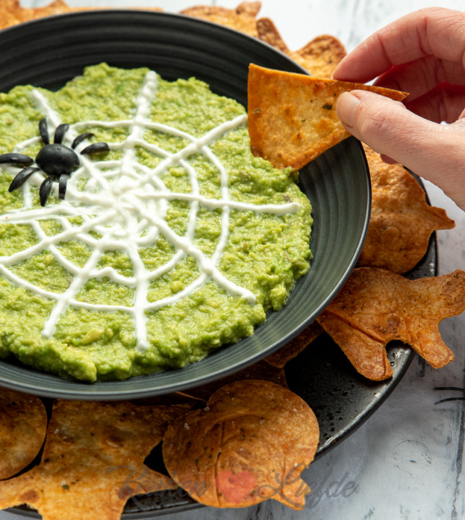 Guacamole-halloweendip met tortillachips Guacamole-halloweendip met tortillachips