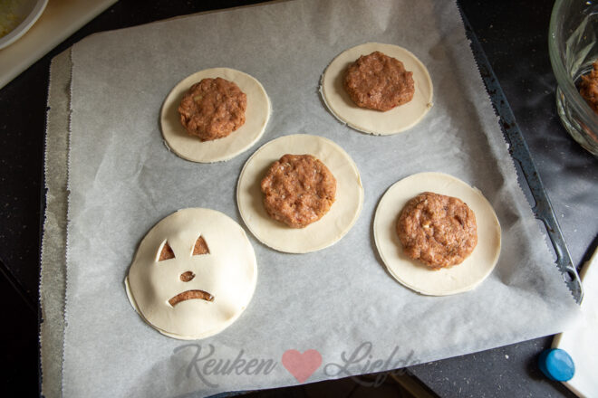 Leg het gehakt op het bladerdeeg 