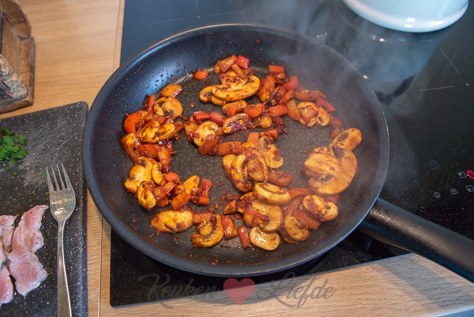Penne met stroganoffsaus en varkenshaas Penne met stroganoffsaus en varkenshaas