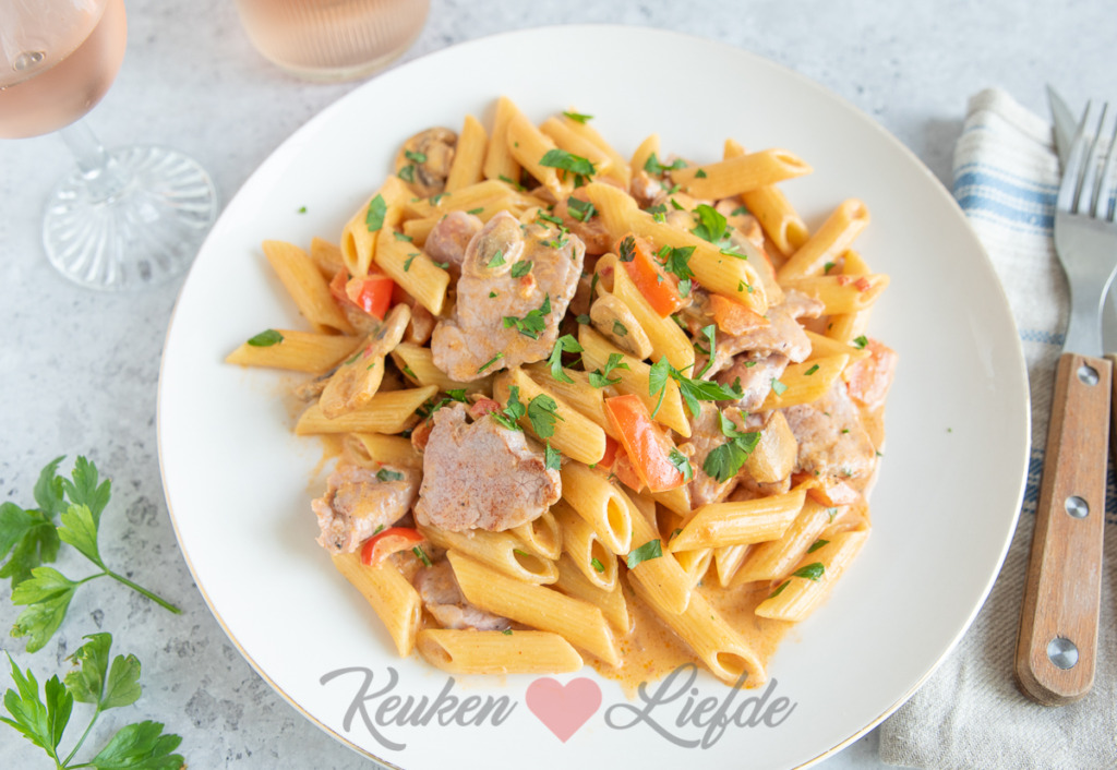 Penne met stroganoffsaus en varkenshaas Penne met stroganoffsaus en varkenshaas