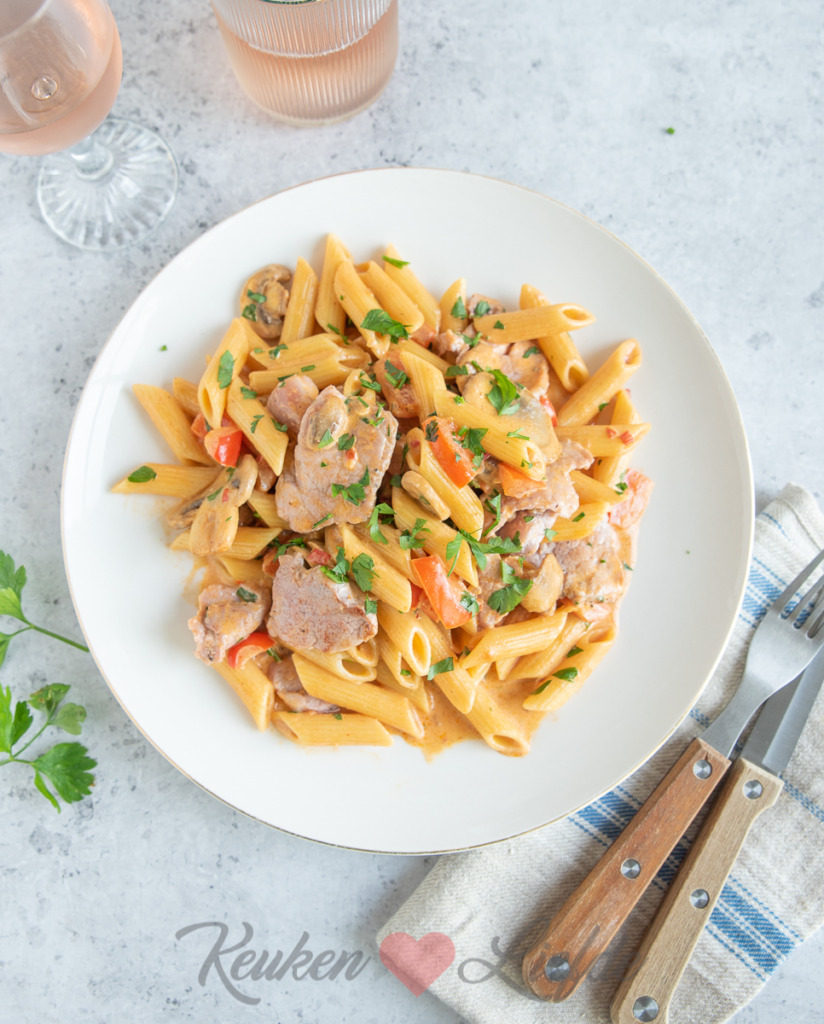 Penne met stroganoffsaus en varkenshaas Penne met stroganoffsaus en varkenshaas