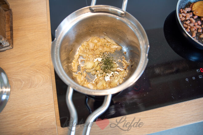 Ui en knoflook fruiten