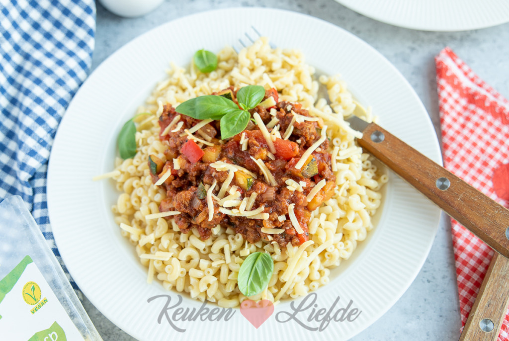 Macaroni met vega gehakt en groenten