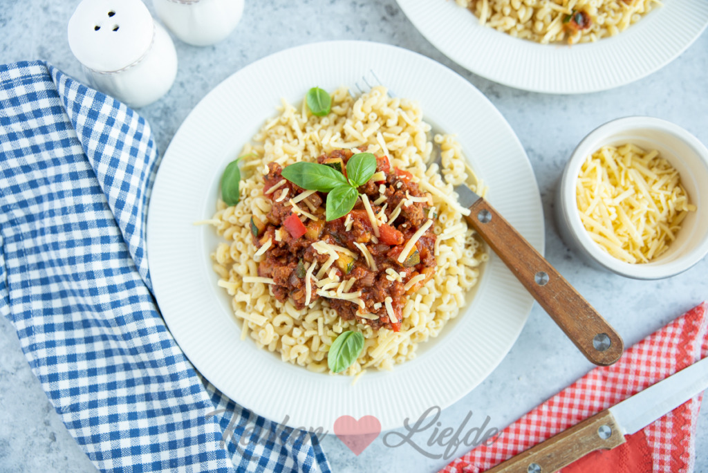 Macaroni met vega gehakt en groenten