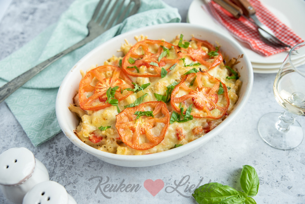 Pastaschotel met zalm en courgette