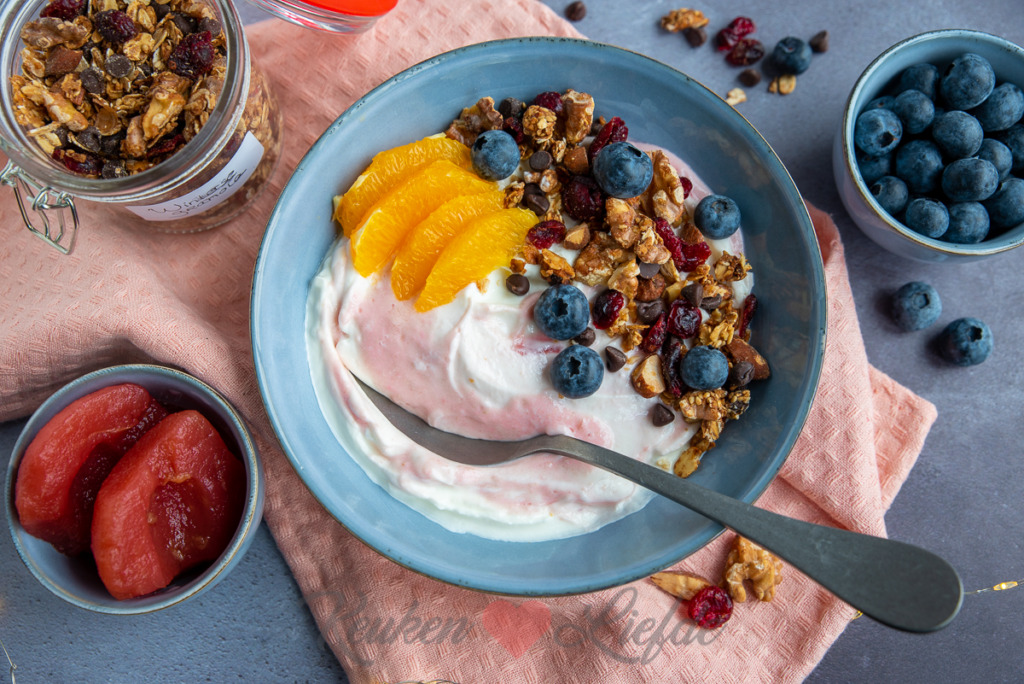 Griekse yoghurt met stoofpeer en winterse granola