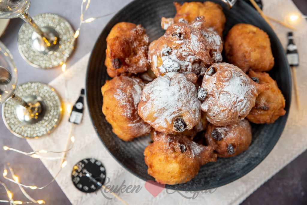 Oliebollen met appel, rozijn en amandelspijs