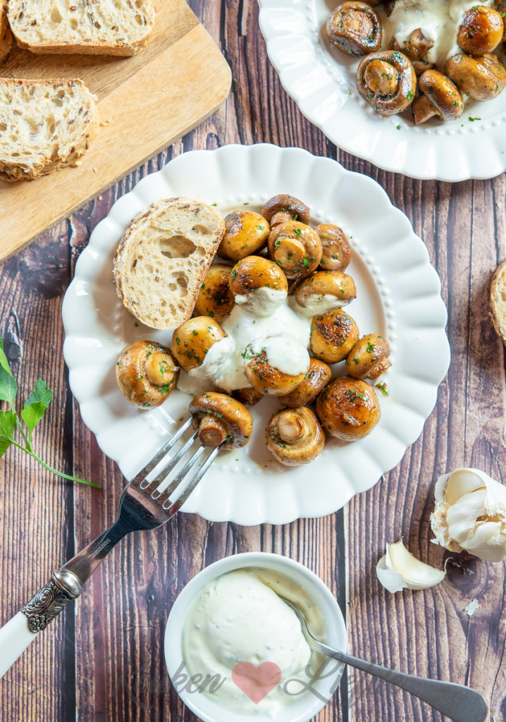 Gebakken champignons met knoflooksaus Gebakken champignons met knoflooksaus