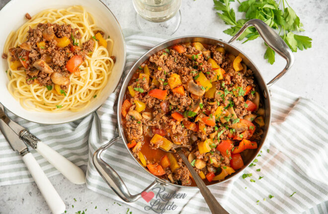 Gehakt goulash met paprika en champignons