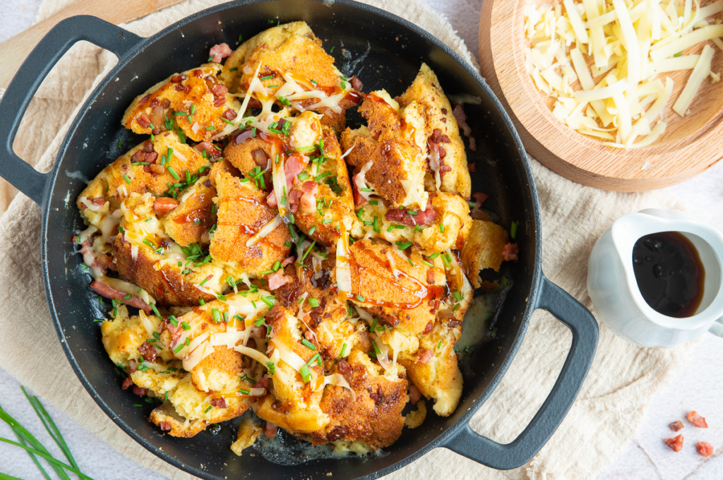 Hartige kaiserschmarren met spek en Gruyère