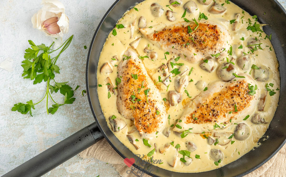 Kip in mosterdroomsaus